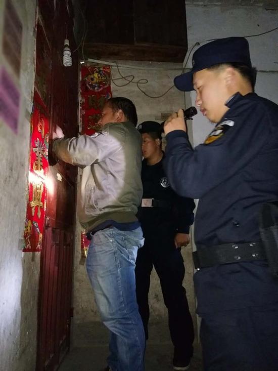 宁德粗心妈妈误将幼女锁家中 民警全城寻开锁师傅开门